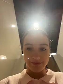 MiaTee Stripchat cam model