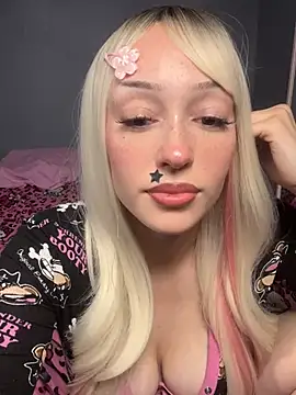 strwbrrymilk Live Webcam on Stripchat