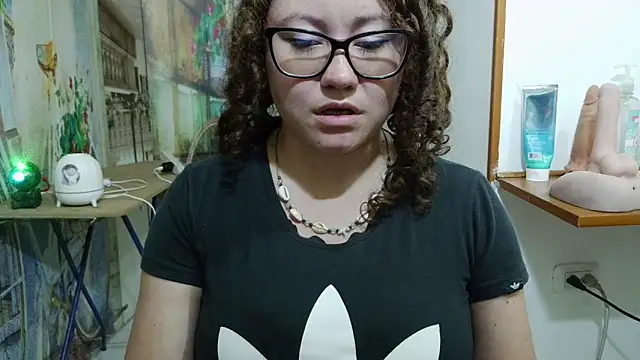 curly_greeneyed webcam