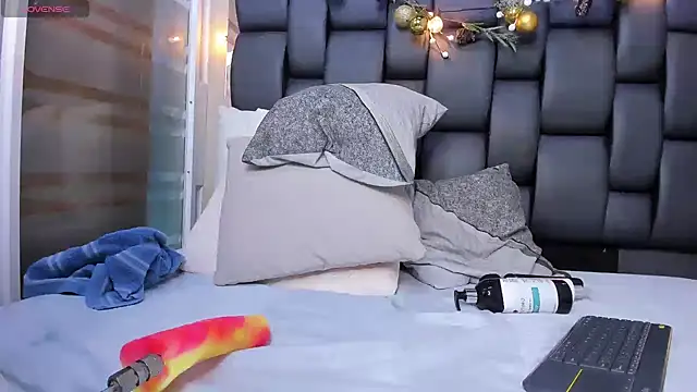 Isabella_falcon webcam