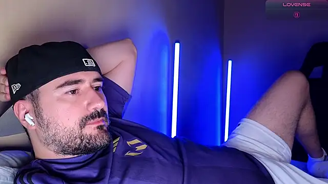 dominanttheo (Ask my age) - im horny