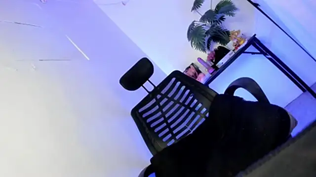 femininebiguncut webcam