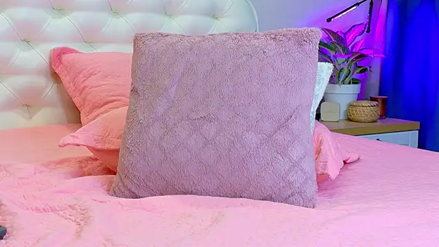 LadySweetWife from StripChat is Freechat