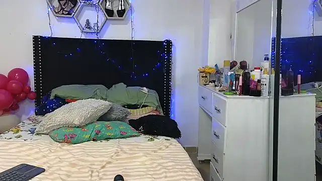 charlotte_077 - Charlotte_077's free webcam - UK Sex Cams