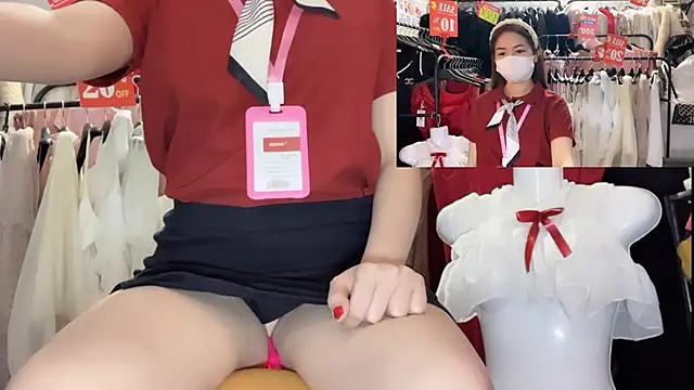 Larissa-Closet webcam