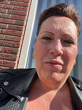 xsexycurvymilf (F milf) - get me naked in the garden