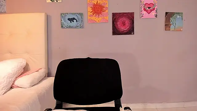 maia_w10 (F young) - Playing with my nipples