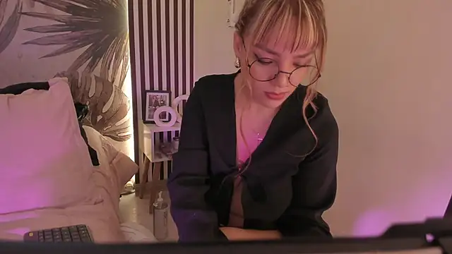 Samaantha-White webcam