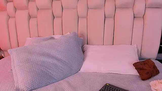 Radiant_Naomi webcam