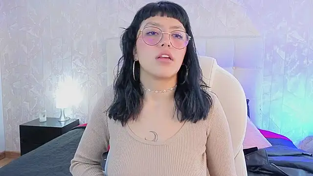 cute_hollywood webcam