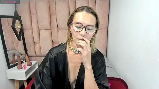 Issa_Milf__ live sex cam