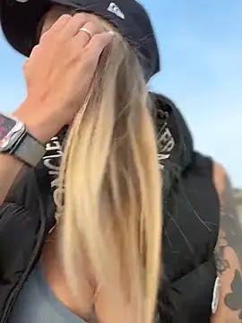 betsy (F young) - Play with my naked boobies at public