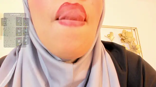 hanajameela (Ask my age) - Footjob + oil 😏🦶🏻