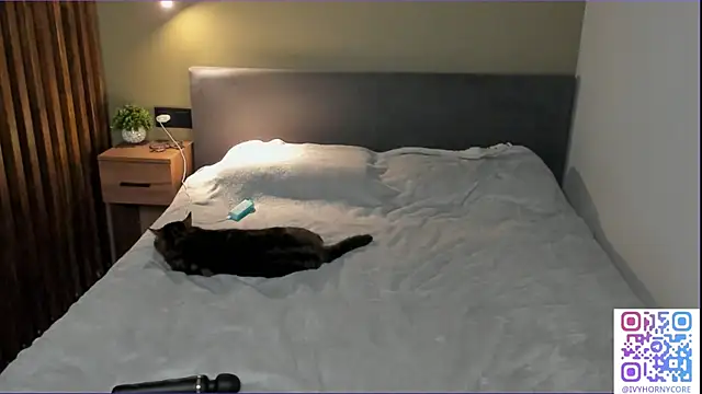 IvyHornyCore live sex cam