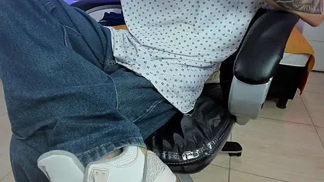 nascary_fox (Ask my age) - Hard cock close to cam maturbation