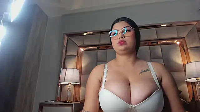 valentinabreats - ValentinaBreats's free webcam - UK Sex Cams