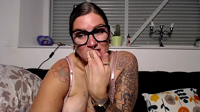 maitressegwene (F milf) - Flash lingerie