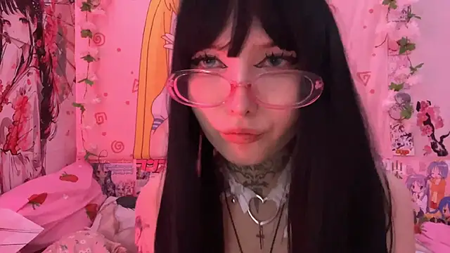 ToxiraLuneX live sex cam