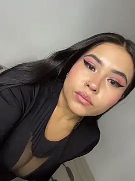 LunnaMoretti live sex cam