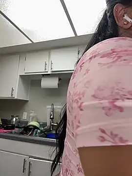 latina_curvy22 webcam