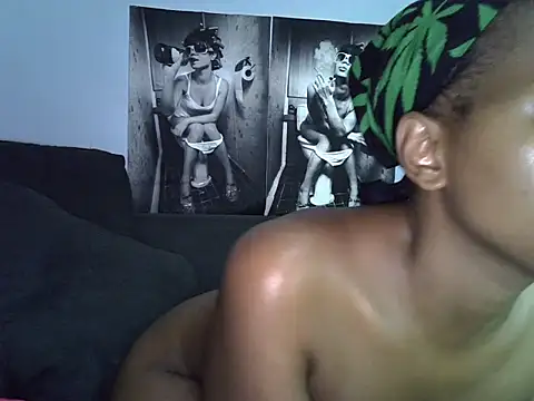 CurvySnowflakes webcam