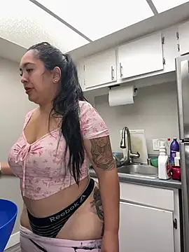 latina_curvy22 webcam