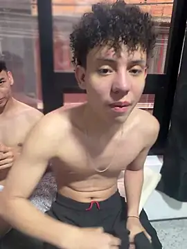 yoursexyjose (Ask my age) - KISS FRENCH 2 GUY