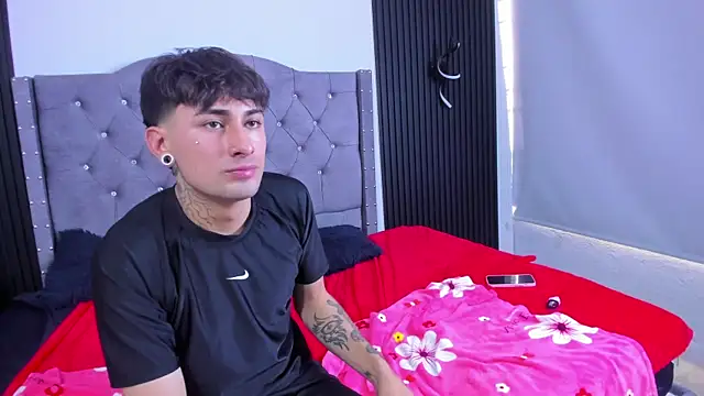 Kenji_n_Rousse live sex cam