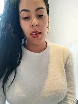 luianna (F young) - Remove bra and play with nipple 😈🤤😈