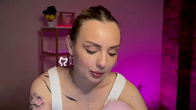 mari_grey webcam