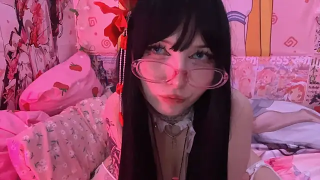 ToxiraLuneX Stripchat cam model