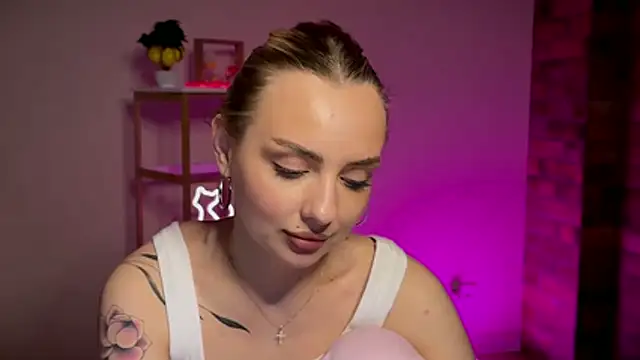 mari_grey webcam