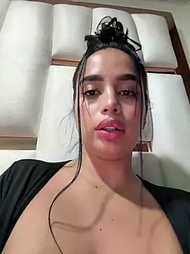 Webcam Model (perla_kem_) is live