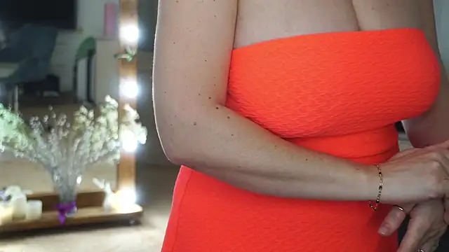 moonlight4u (F milf) - strip and play