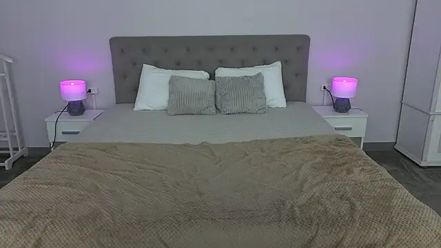 NikkiGoldSide webcam