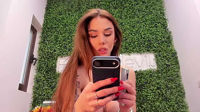 realhotfallingdevil's Stripchat show and profile