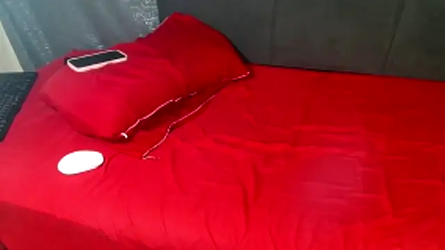 hugetitisxx - HugeTitisxx's free webcam - UK Sex Cams