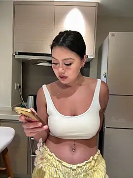 ruanruan05 (F young) - 裸上身 5 分钟 naked