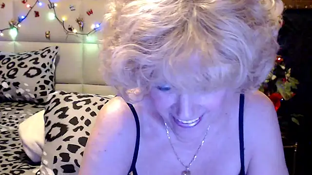 HappyWomanOn webcam