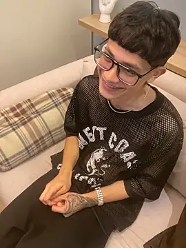 santi_princex (M twink) - I show you without pants