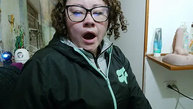 curly_greeneyed webcam