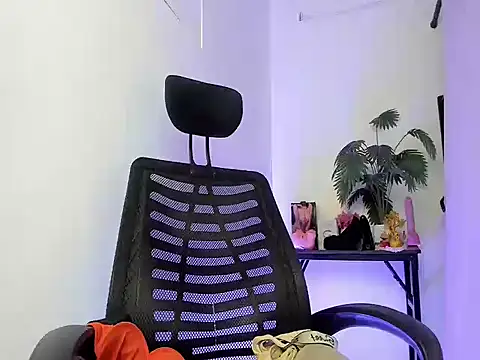 femininebiguncut webcam