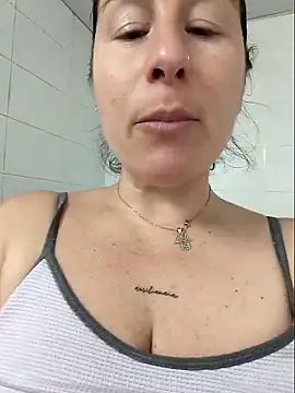 bichota85 (F milf) - Flash tits+ 2 videos