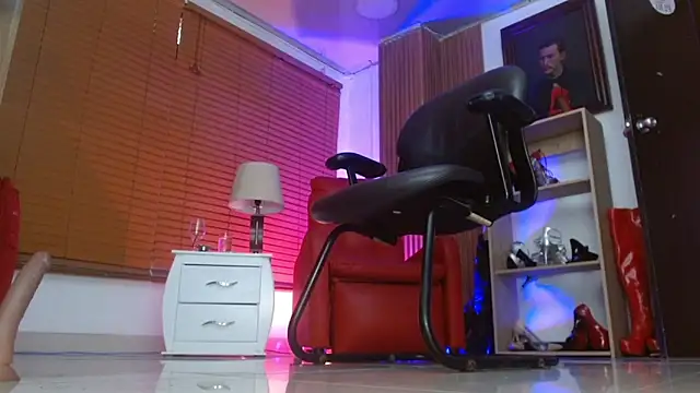 paola_xm (F mature) - 🍑show my butt above my torso