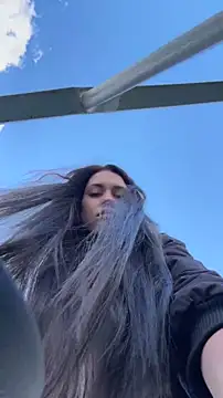 kikiwatson (F young) - Show boobs in public