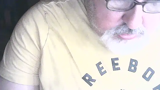 cashot58 (M grandpa) - desnudo mostrando el culo