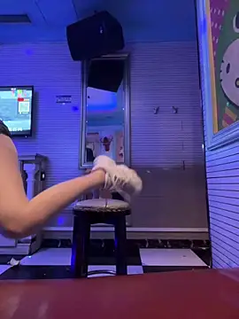 littleqiu (F young) - KTV姐妹聚会偷偷搞刺激，达到目标现场脱内衣漏点KTV姐妹聚会偷偷