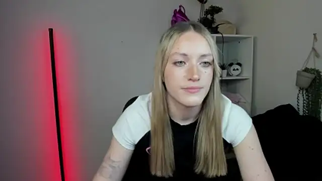 EvelynBlond webcam