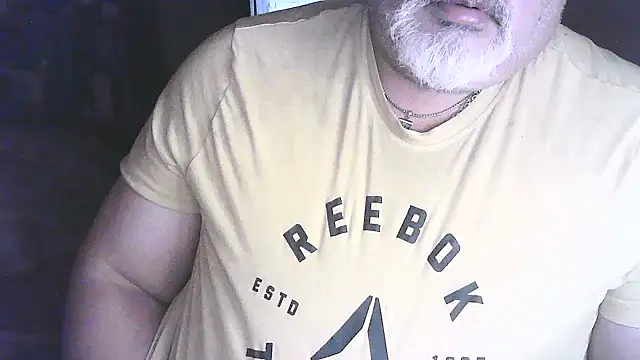 cashot58 (M grandpa) - desnudo mostrando el culo