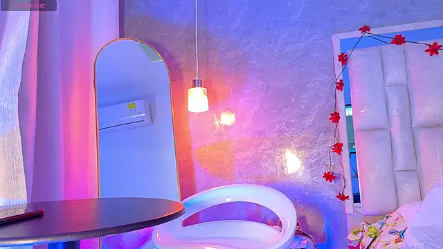 Bella-Sanders webcam